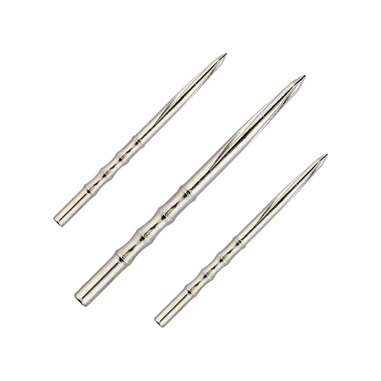 Unicorn Volute Scalloped Steel Dart Tips Das Bild zeigt drei silberne Steeldartspitzen der Marke "Unicorn Volute Scalloped". Die Spitzen haben eine glatte, spitz zulaufende Form mit wellenförmigen Vertiefungen.
