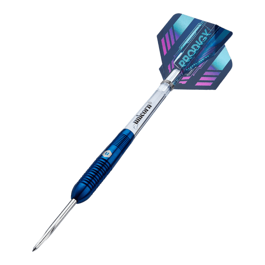 Unicorn Prodigy 02 Torpedo steel darts Das Bild zeigt einen Unicorn Prodigy 02 Torpedo Steeldart. Der Dartpfeil hat ein blaues und silbernes Design mit einer farbigen Flights-Feder am Ende.