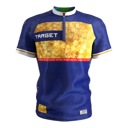 Zu sehen ist das Target Coolplay Josh Rock Dartshirt 2025. Das Shirt hat ein auffälliges und sportliches Aussehen.