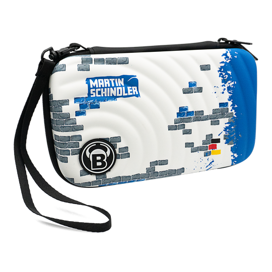Dies ist das Bulls Orbis XL Martin Schindler Dartcase. Es ist weiß mit blauen und grauen Ziegelmotiven und trägt den Namen "Martin Schindler" sowie ein schwarzes Bulls-Logo.