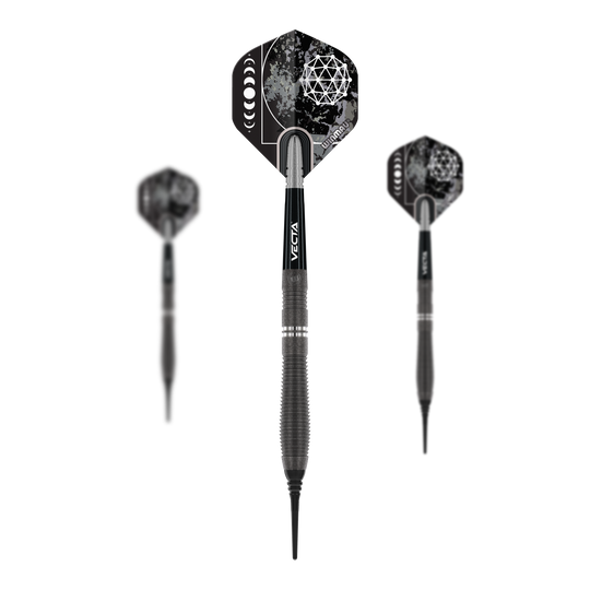 Winmau Callisto 02 soft darts - 20g Das Bild zeigt drei Softdarts des Modells "Winmau Callisto 02" mit einem Gewicht von 20g. Die Darts sind schwarz mit silbernen Details und haben auffällige Flights mit geometrischem Muster.