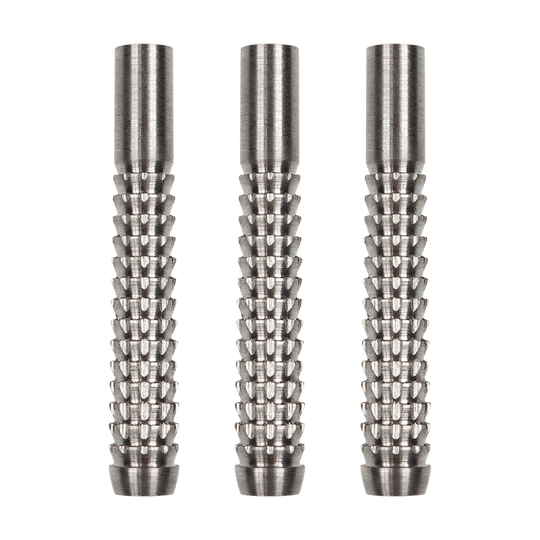 MC51-McDart-Sawblade-Barrel-1 Das Bild zeigt drei McDart Sawblade Barrels aus Metall. Sie haben eine strukturierte, gezackte Oberfläche für besseren Halt.