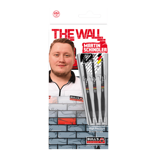Das Bild zeigt die Verpackung der "Bulls Martin Schindler The Wall Black Brass Softdarts - 18g". Auf der Verpackung ist ein Foto von Martin Schindler sowie drei schwarze Softdarts zu sehen.