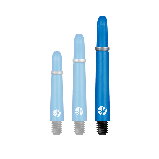 Shot Koi Carbon Shafts - Blue Auf dem Bild sind drei blaue Dart-Schäfte in verschiedenen Längen zu sehen. Sie haben am unteren Ende ein schwarzes Gewinde und ein silberner Ring auf jedem Schaft.