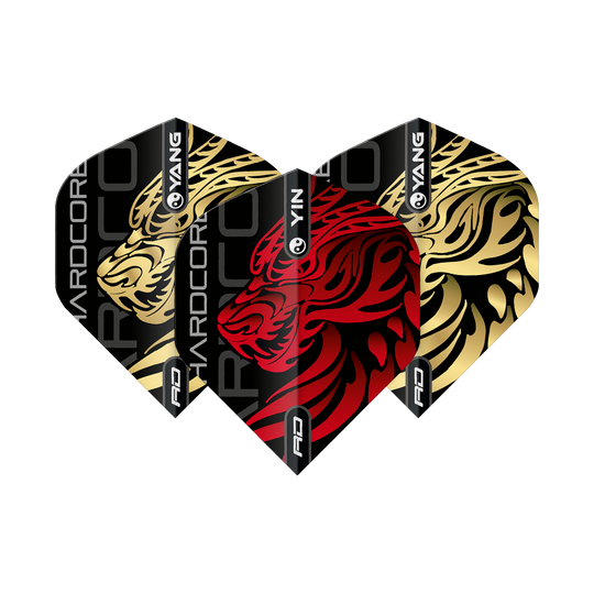 Red Dragon Jonny Clayton Gold Red Yin Yang Standard Flights Das Bild zeigt drei Dart-Flights mit einem auffälligen Yin-Yang-Design in Gold und Rot. In der Mitte ist ein roter Tigerkopf auf schwarzem Hintergrund zu sehen, die beiden äußeren Flights zeigen goldene Tigerköpfe.