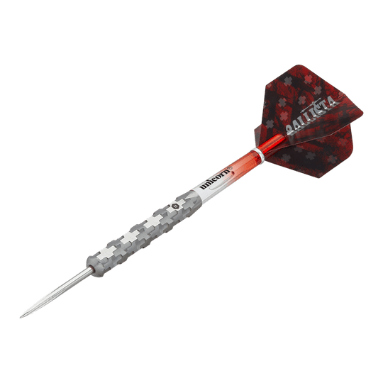 Dies ist ein Steeldart aus der Produktreihe "Unicorn Ballista Style 1". Er hat einen silbernen, strukturierten Schaft und rote Flights mit Muster.