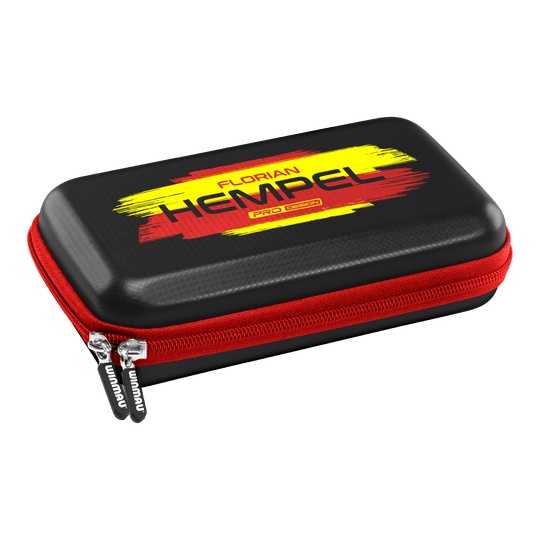 Winmau Florian Hempel Tour Edition dart case Das Bild zeigt das Winmau Florian Hempel Tour Edition Dartcase. Das Etui ist schwarz mit einem roten Reißverschluss und einem gelb-roten Aufdruck.