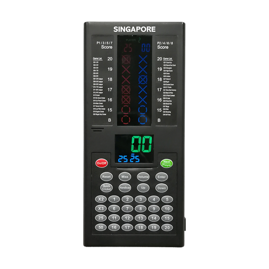 Das Bild zeigt den XQMax Singapore Darts Counter, ein elektronisches Gerät zur Zählung und Anzeige von Dartpunkten. Es verfügt über ein Tastenfeld, einen digitalen Bildschirm und verschiedene Steuerknöpfe für die Spielerführung.