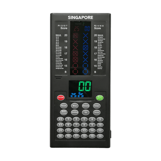 693_QD7800260_XQMax_Singapore_Darts_Counter_1 Das Bild zeigt den XQMax Singapore Darts Counter, ein elektronisches Gerät zur Zählung und Anzeige von Dartpunkten. Es verfügt über ein Tastenfeld, einen digitalen Bildschirm und verschiedene Steuerknöpfe für die Spielerführung.