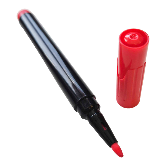 Auf dem Bild ist ein roter Boardmarker mit abgenommener Kappe zu sehen. Der Marker liegt schräg, und die rote Spitze ist gut erkennbar.