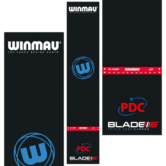 Winmau Pro-Zone Precision Blade 6 dart mat with Oche Das Bild zeigt die Winmau Pro-Zone Precision Blade 6 Dartmatte mit Oche in schwarzer Farbe mit verschiedenen Logos und Aufdrucken. Die Matte hat große Schriftzüge wie "WINMAU" und "PDC" sowie farbige Markierungen.
