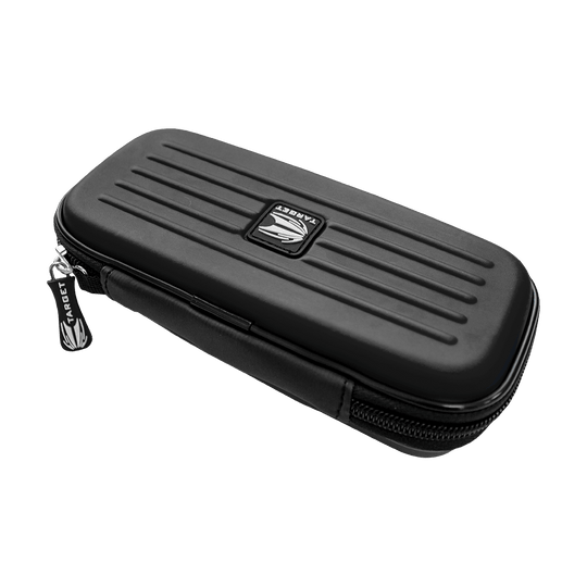 125820_Target_Takoma_Dartwallet_Schwarz_2 Dies ist das Target Takoma Dartwallet, ein robustes Etui zur Aufbewahrung von Darts. Es ist schwarz, hat einen Reißverschluss und das Target-Logo auf der Oberseite.