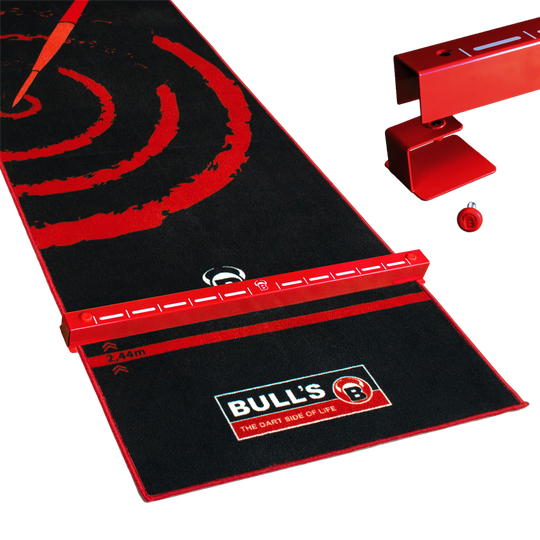 Das Bild zeigt das Produkt "Bulls Oky Metall Oche", das als Abwurflinie für Darts verwendet wird. Es besteht aus einer roten Metallschiene und liegt auf einem schwarzen Teppich mit roten Markierungen.