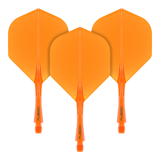Auf dem Bild sind drei orangefarbene Dart-Flights mit Schäften zu sehen. Sie haben die Aufschrift "FUSION" am unteren Teil der Schäfte.