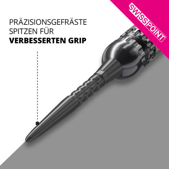 Target Swiss Point Storm Surge Steel Dart Tips - Black Das Bild zeigt eine präzisionsgefräste, schwarze Dartspitze mit speziellen Rillen für besseren Halt. Oben rechts steht „SWISS POINT“, und daneben ist der Text „PRÄZISIONSGEFRÄSTE SPITZEN FÜR VERBESSERTEN GRIP“ zu sehen.