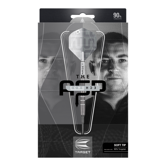 Target Nathan Aspinall X Echo Softdarts - 18g Auf dem Bild ist die Verpackung des Produkts „Target Nathan Aspinall X Echo Softdarts - 18g“ zu sehen. In der Mitte der Verpackung befindet sich ein Softdart mit der Aufschrift „TARGET“ und im Hintergrund sind zwei Gesichter abgebildet.