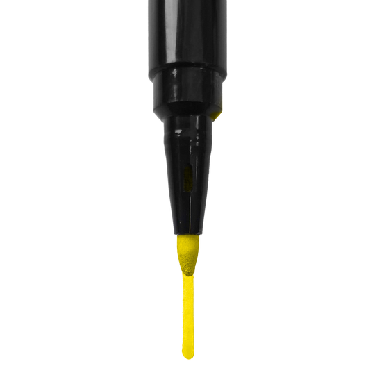 Das Bild zeigt die Spitze eines schwarzen Markers, der gelbe Tinte abgibt. Unter der Spitze ist ein gelber Strich zu sehen.