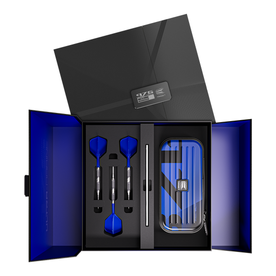 Target 975 Ultra Marine 02 Swiss Point Steel Darts Das Bild zeigt ein elegantes Dart-Set mit drei blauen Steeldarts, sorgfältig in einer Geschenkbox angeordnet. Rechts befindet sich ein passendes Etui im gleichen blauen Design.