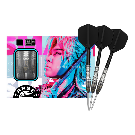 Target Japan Junya Koikawa Charm Smash GEN3 Swiss Point Steel Darts - 23g Das Bild zeigt ein Set von Target Japan Junya Koikawa Charm Smash GEN3 Swiss Point Steeldarts mit einem Gewicht von 23g. Auf der Verpackung ist ein farbenfrohes Porträt abgebildet, daneben sind drei schwarze Steeldarts zu sehen.