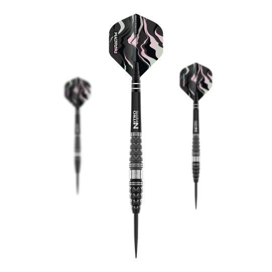 Auf dem Bild sind drei Red Dragon Paradym Torpedo Steeldarts zu sehen. Die Darts haben ein schwarzes Design mit silbernen und bunten Akzenten an den Flights.