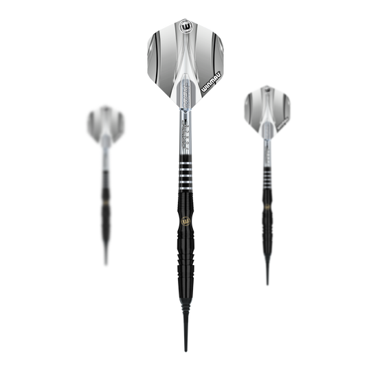 Winmau Sniper Black soft darts - 20g Das Bild zeigt drei Winmau Sniper Black Softdarts mit einem Gewicht von 20g. Die Darts haben schwarze Spitzen und silber-schwarze Flights.