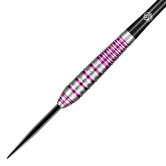 67163_Shot_ZEN_Juji_Steeldarts_2 Das Bild zeigt einen silbernen Dartpfeil mit schwarzen und violetten Rillen. Der Hintergrund ist in Streifen gehalten, die die Farben des Dartpfeils widerspiegeln.