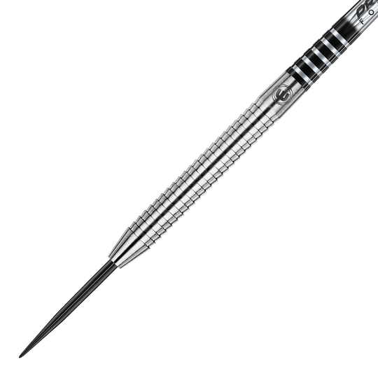 Das Bild zeigt einen Winmau Sabotage Steeldart. Der Dartpfeil ist silberfarben und hat eine fein gerillte Oberfläche für besseren Grip.