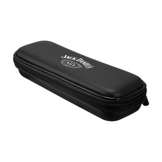 Das Bild zeigt ein schlankes, schwarzes Dartcase mit einem Reißverschluss. Auf dem Etui steht in weißer Schrift "Jack Daniel's".