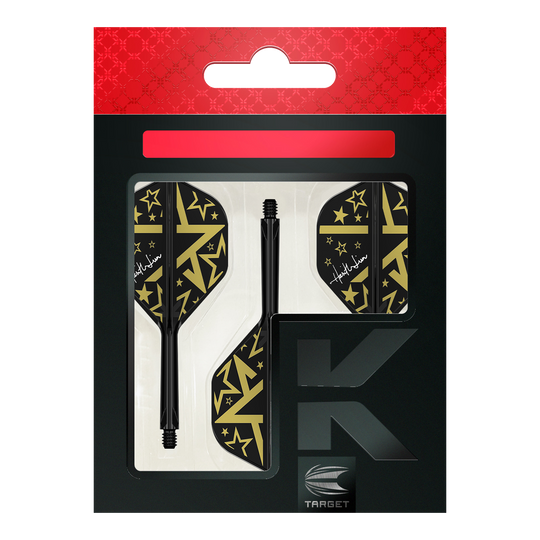 Target Japan K-Flex Hot Shot No2 Standard Flight Shaft System Das Bild zeigt das Produkt "Target Japan K-Flex Hot Shot No2 Standard Flight-Shaft-System" in seiner Verpackung. Die Flights und Shafts sind schwarz mit goldenen Sternen und Mustern gestaltet.