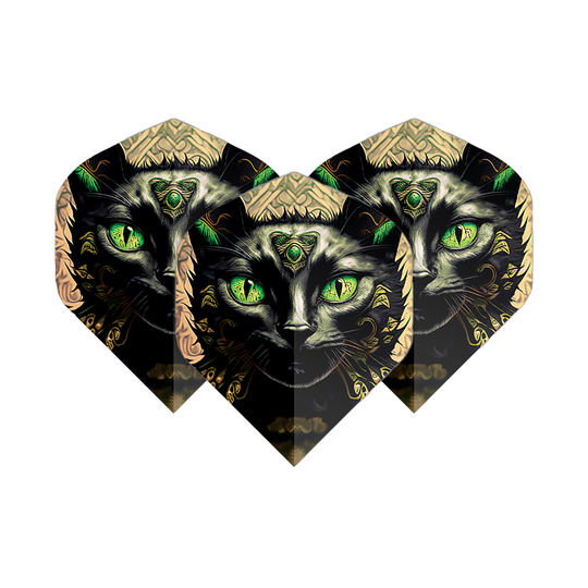Das Bild zeigt drei Dart-Flights mit einem kunstvollen Katzengesicht und leuchtend grünen Augen. Die Flights heißen "Pentathlon Katze No2 Standard Flights".