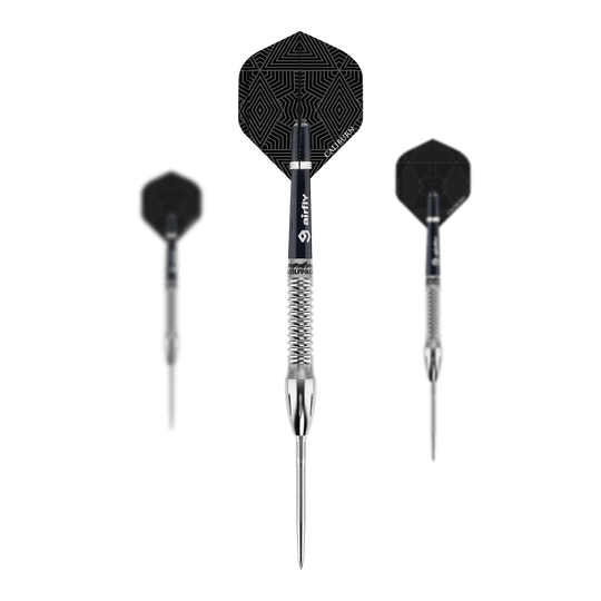 Das Bild zeigt drei Steeldarts des Produkts „Caliburn Wolfpack W4 Steeldarts - 20g“. Die Darts haben silberne Spitzen und Schäfte sowie schwarze Flights mit geometrischem Muster.