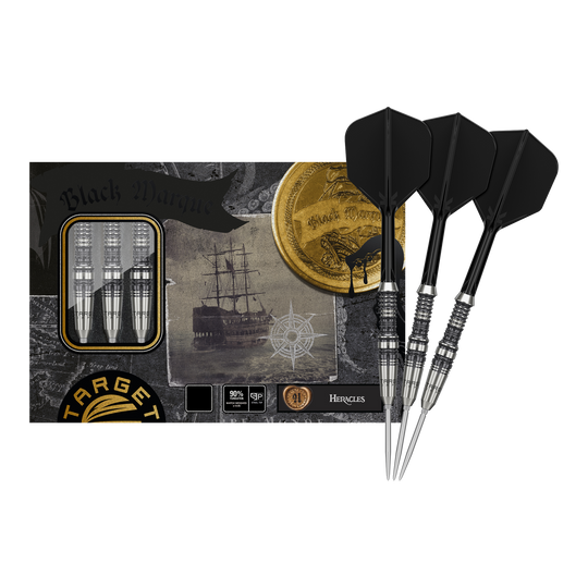 Target Japan Black Marque Heracles Steeldarts Das Bild zeigt die Target Japan Black Marque Heracles Steeldarts zusammen mit ihrer Verpackung. Drei silberne Darts mit schwarzen Flights liegen rechts neben einer stilvoll gestalteten Box.