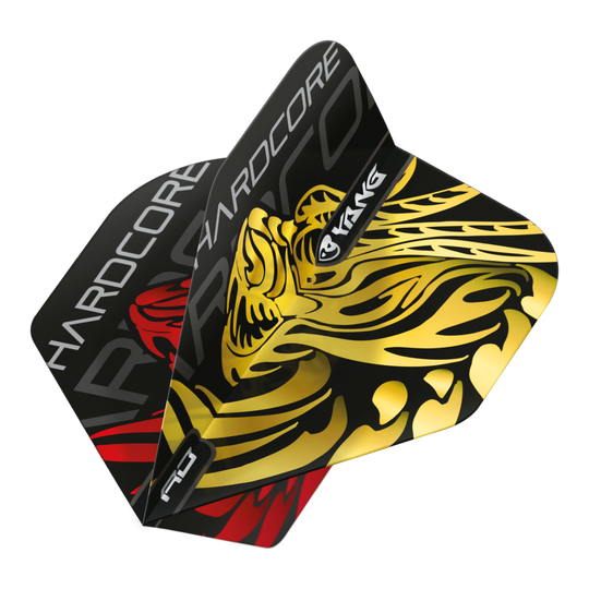 Red Dragon Jonny Clayton Gold Red Yin Yang Standard Flights Das Bild zeigt die Red Dragon Jonny Clayton Gold Red Yin Yang Standard Flights mit einem auffälligen goldenen und roten Design. Die Flights haben ein Hardcore-Branding und einen stilisierten Yin-Yang-Druck.