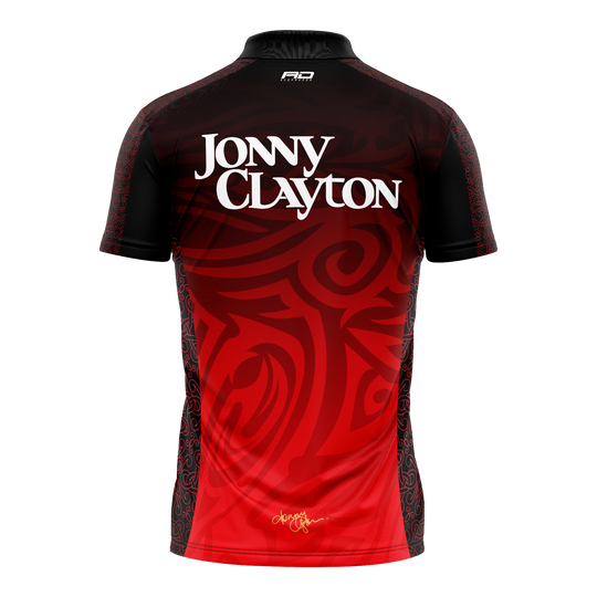 Gezeigt wird das Red Dragon Jonny Clayton Limited Edition Dartshirt. Es handelt sich um eine limitierte Edition, speziell entworfen für Dartliebhaber.
