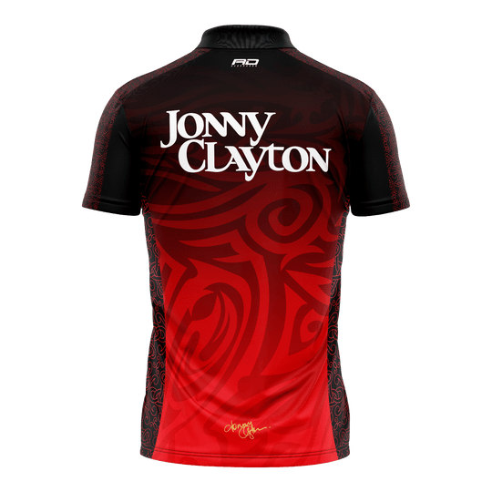 Red Dragon Jonny Clayton Limited Edition dart shirt Gezeigt wird das Red Dragon Jonny Clayton Limited Edition Dartshirt. Es handelt sich um eine limitierte Edition, speziell entworfen für Dartliebhaber.