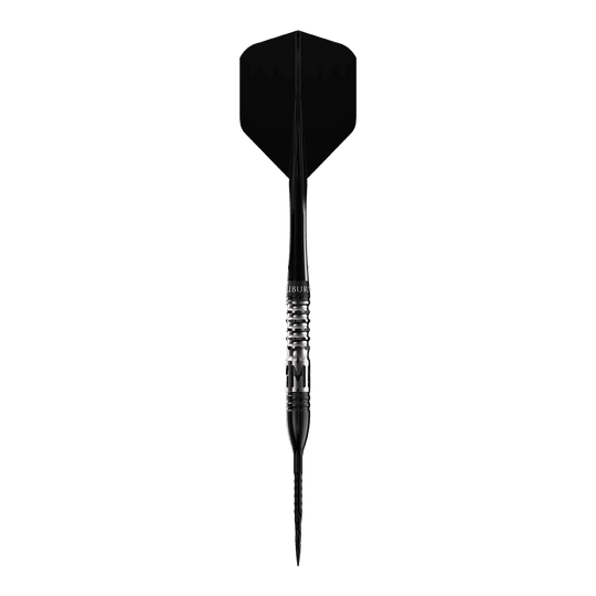 Caliburn Player MAK steel darts Das Bild zeigt einen Steeldart mit schwarzer Spitze und schwarzer Flugfahne. Es handelt sich um das Produkt "Caliburn Player MAK Steeldarts - 23,5g".
