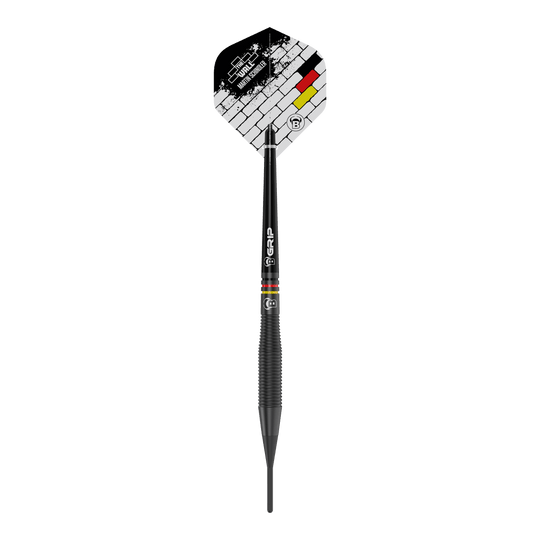 Dies ist ein schwarzer Softdart namens "Bulls Martin Schindler The Wall Black Brass" mit einem Gewicht von 18 Gramm. Auf dem Flight sind ein Mauer-Design und die Farben der deutschen Flagge zu sehen.