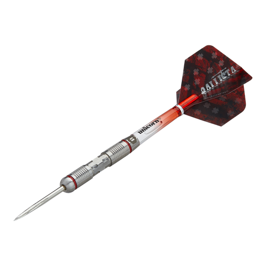 Unicorn Ballista Style 2 steel darts Das Bild zeigt den Steeldart "Unicorn Ballista Style 2". Der Dart hat einen silbernen Metallkörper mit roten Akzenten und schwarze Flights mit rotem Muster.