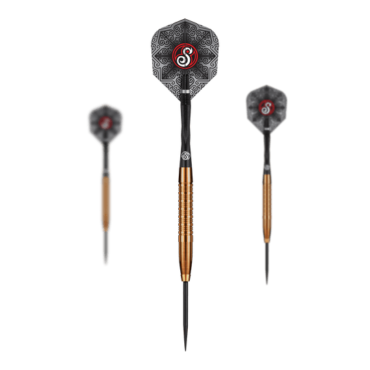 Shot Pro Series Jake Womack Steel Darts - 23g Das Bild zeigt die Shot Pro Series Jake Womack Steeldarts - 23g. Die Darts haben einen goldfarbenen Schaft und ein schwarzes Flight mit auffälligem Muster und rotem Logo.