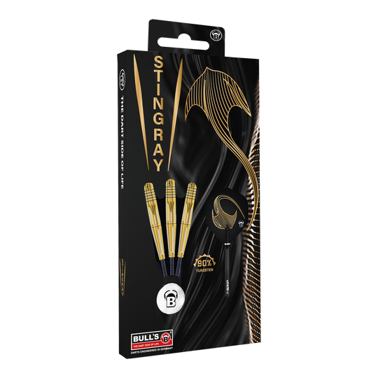 Bulls Stingray ST4 Steeldarts Die Abbildung zeigt die Verpackung der "Bulls Stingray ST4 Steeldarts". Auf der schwarzen Verpackung sind drei goldfarbene Darts sowie ein stilisierter Stachelrochen und Schriftzüge in Gold zu sehen.