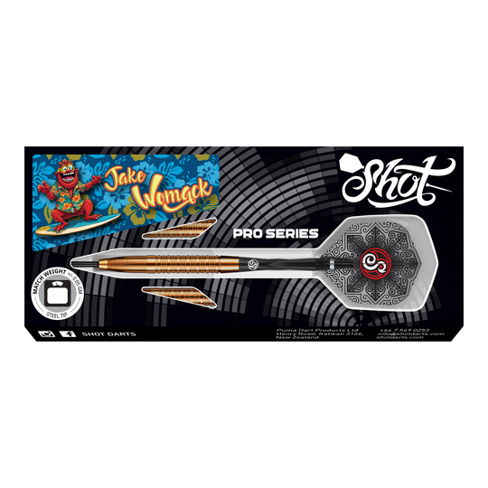 Das Bild zeigt die "Shot Pro Series Jake Womack Steeldarts - 23g" in ihrer Verpackung. Die Darts haben ein auffälliges Design und sind mit einem Comic-Surfer-Motiv verziert.
