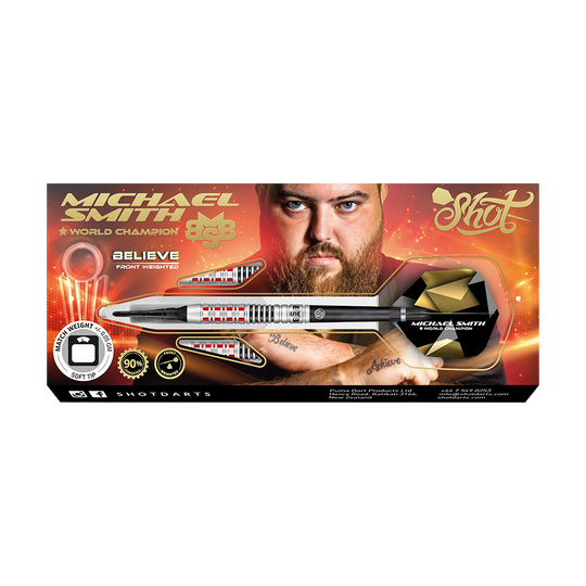 Shot Michael Smith Believe soft darts Auf dem Bild ist eine Verpackung für Softdarts mit dem Namen "Michael Smith Believe" zu sehen. Im Hintergrund ist ein Porträt eines Mannes mit Bart abgebildet.