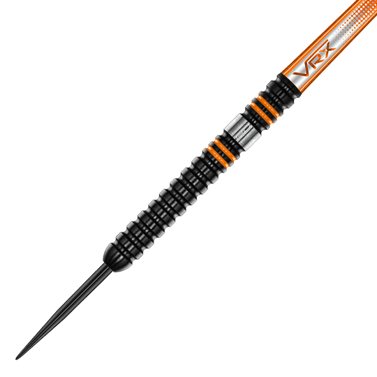 Das Bild zeigt einen Red Dragon Amberjack Pro 1 Steeldart. Der Dart ist schwarz mit orangenen Akzenten und hat eine Spitze aus Metall.