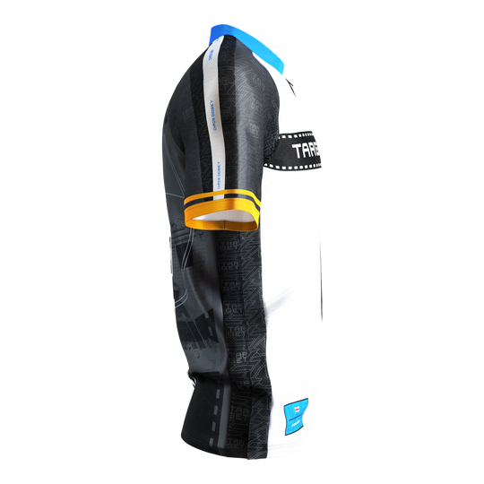 Das Bild zeigt das "Target Coolplay Chris Dobey 2025 Dartshirt" von der Seite. Das Shirt ist überwiegend weiß und schwarz mit gelben und blauen Akzenten.