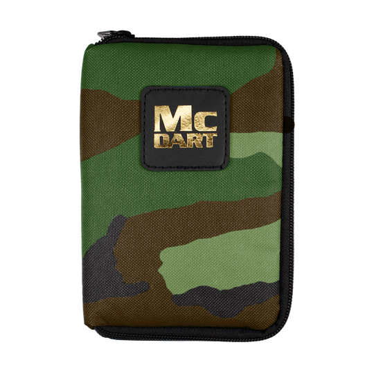 716_McDart_Tasche_Klein_Camo_1 Die Abbildung zeigt eine kleine Tasche im Camouflage-Design mit einem goldenen "MC DART" Logo auf der Vorderseite. Die Tasche hat einen Reißverschluss und ist für Dart-Zubehör gedacht.