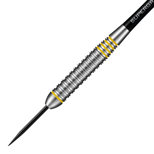 HA24490_Harrows_Dave_Chisnall_Chizzy_Brass_Steeldarts_2 Das Bild zeigt einen Harrows Dave Chisnall Chizzy Brass Steeldart. Der Dart ist silberfarben mit gelben Akzenten und hat eine gerillte Griffoberfläche.
