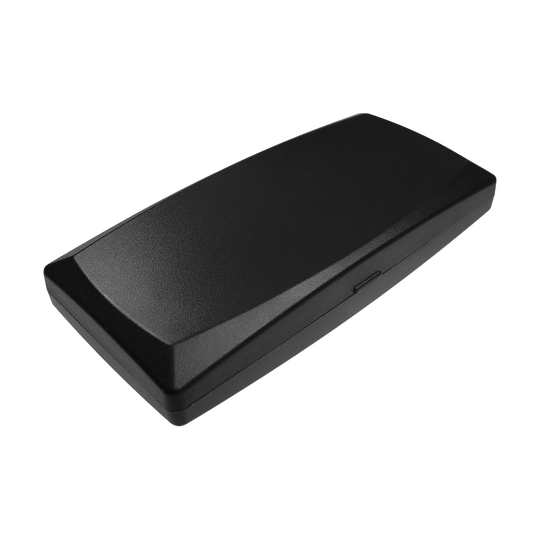 Das Bild zeigt eine schwarze rechteckige ABS-Box. Die Box hat eine glatte Oberfläche und wirkt kompakt und stabil.