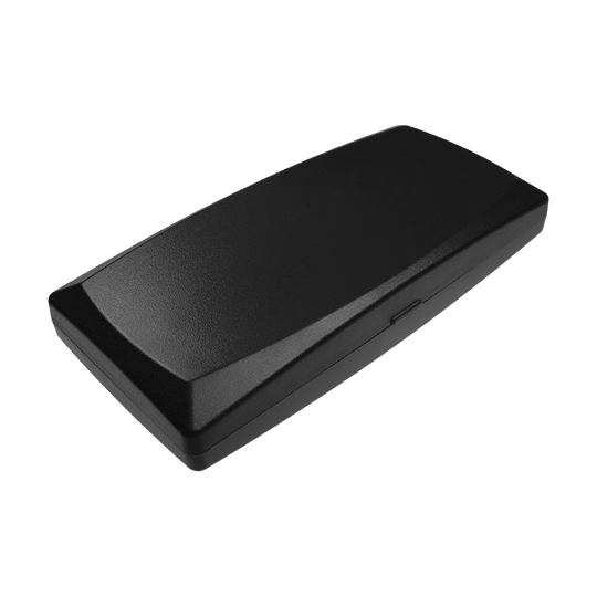 702-schwarz_ABS_Box_Schwarz_1 Das Bild zeigt eine schwarze rechteckige ABS-Box. Die Box hat eine glatte Oberfläche und wirkt kompakt und stabil.