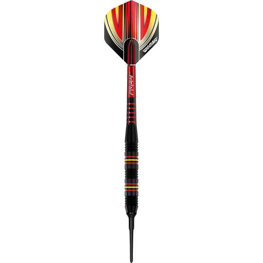 2236_Winmau_Outrage_V2_Black_Coated_Softdarts_11fbBGQHQRevJs Auf dem Bild ist ein Winmau Outrage V2 Black Coated Brass Softdart mit einem Gewicht von 18g zu sehen. Der Dart ist schwarz mit roten und gelben Akzenten gestaltet.