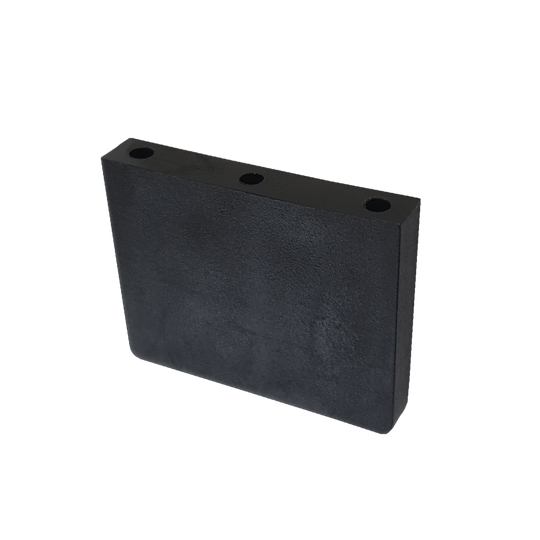 643_Point_Guard_1_Variante1 Das Bild zeigt ein schwarzes, rechteckiges Produkt namens "Point Guard" mit drei Bohrlöchern auf der oberen Seite. Es wirkt massiv und besteht vermutlich aus einem festen Material.